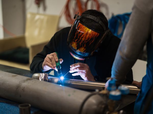 As vantagens de uma máquina de solda sinérgica MIG em sua oficina